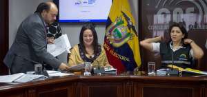 La titular del CNE, Nubia Villac&iacute;s (derecha), junto con la vicepresidenta del organismo, Ana Marcela Paredes, y el secretario, Fausto Holgu&iacute;n.
