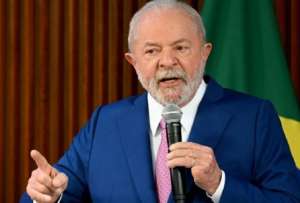 Senadores piden acabar con el aislamiento de Lula en prisión