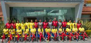 Las seleccionadas y el cuerpo t&eacute;cnico del equipo nacional femenino posaron ante las c&aacute;maras para la foto oficial, antes de viajar a la Copa Am&eacute;rica.