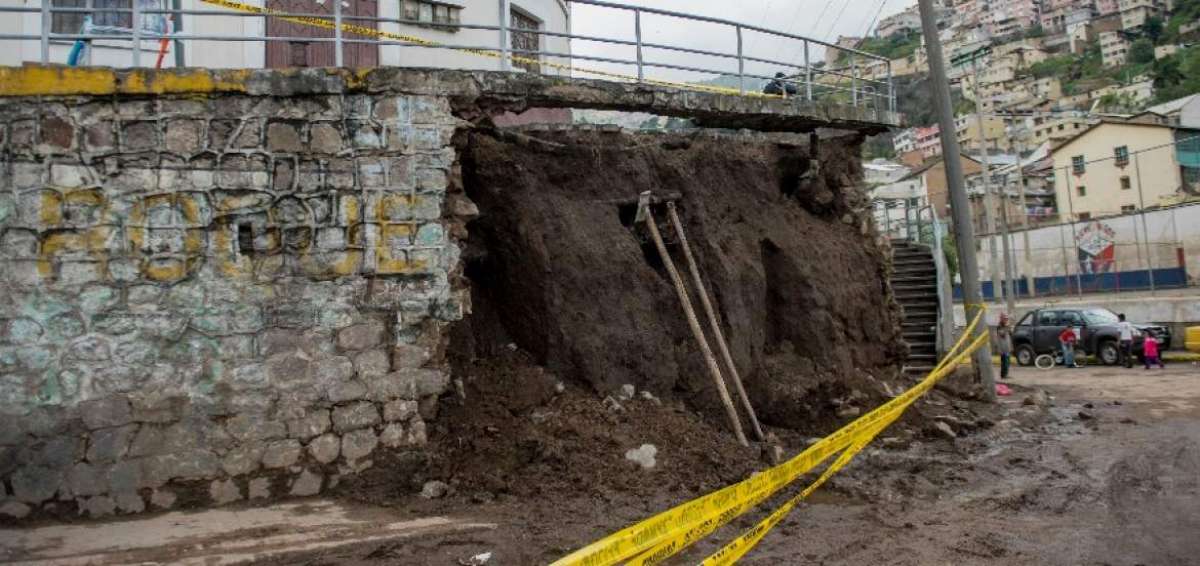 Parte del muro de contenci&oacute;n de esta casa se vino abajo alrededor de las 20:30 del s&aacute;bado en San Roque.