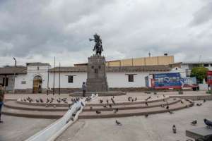 El monumento a Antonio Jos&eacute; de Sucre se encuentra descuidado. El parque requiere m&aacute;s atenci&oacute;n. Foto: Fernando Sandoval / El Tel&eacute;grafo