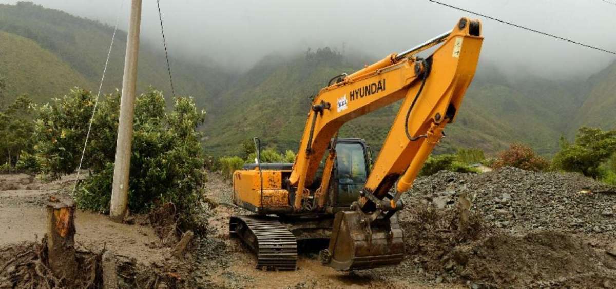 Maquinaria de la Prefectura de Tungurahua y del Municipio de Cevallos limpi&oacute; el material que descendi&oacute; por un sector del cant&oacute;n, debido al colapso de un canal.  