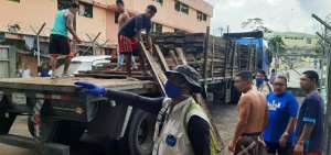Entrega de la madera para la elaboraci&oacute;n de ata&uacute;des.