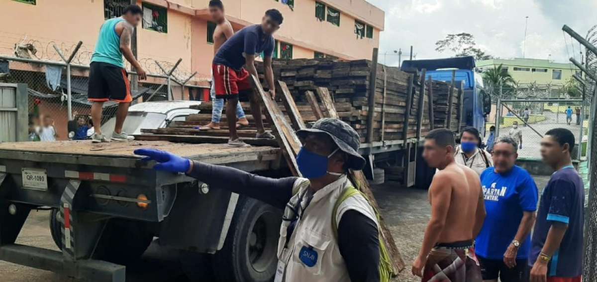 Entrega de la madera para la elaboraci&oacute;n de ata&uacute;des.