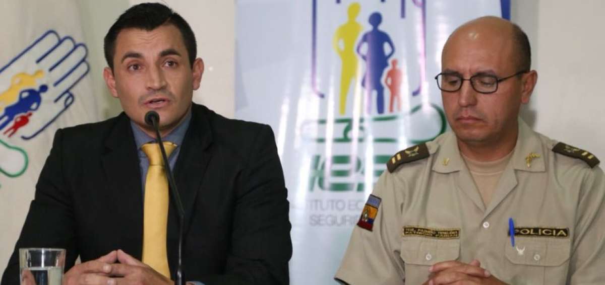 Carlos Vallejo (i), director general del IESS, explic&oacute; el modus operandi de los estafadores.