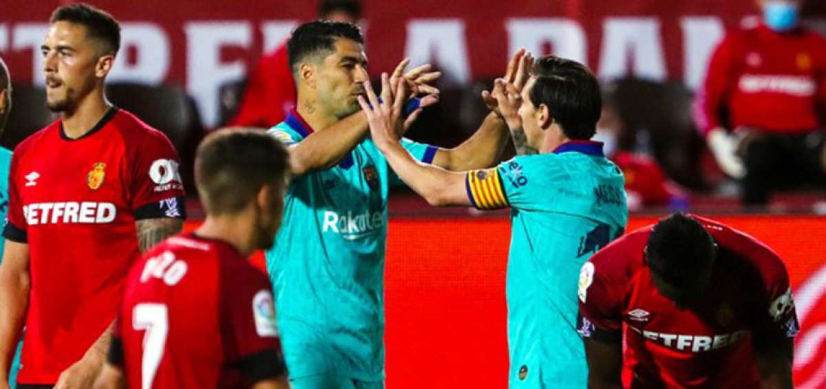 Messi celebra con Luis Su&aacute;rez su gol frente al Mallorca.