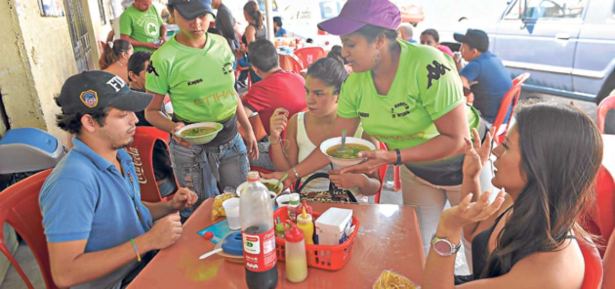 Desde hace 13 a&ntilde;os, en la calle 10 y avenida 30, Luis Zambrano vende ceviche de pinchagua y encebollado. El local lleva el nombre de su hermano, Antonio, quien lo apoy&oacute; para iniciar el negocio. Foto: Rodolfo P&aacute;rraga / El Tel&eacute;grafo