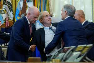 Gordon Findlay, directivo el laboratorio Novo Nordisk, colapsó en plena rueda de prensa de Donald Trump. 