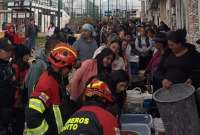Contingente de bomberos abastece de agua a sectores afectados en Quito