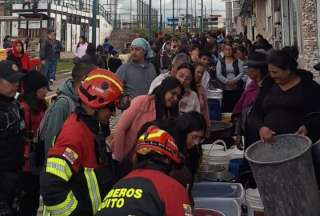 Contingente de bomberos abastece de agua a sectores afectados en Quito