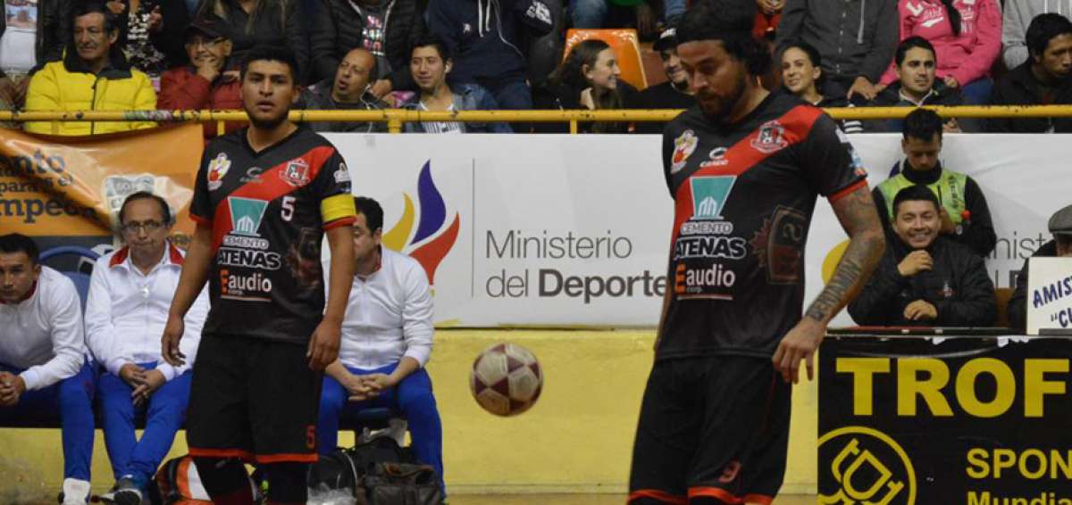 Jaime Iv&aacute;n Kaviedes (d) domina el bal&oacute;n de indorf&uacute;tbol, antes de un partido en el tradicional Mundialito de los Pobres 2017, en Cuenca.