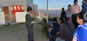 Los familiares de las v&iacute;ctimas del deslave en Sigchos esperaron en el Centro de Investigaciones Forenses de Ambato para que les entreguen los cuerpos.