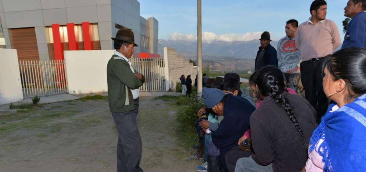 Los familiares de las v&iacute;ctimas del deslave en Sigchos esperaron en el Centro de Investigaciones Forenses de Ambato para que les entreguen los cuerpos.