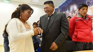Julio Panza y Julia Dami&aacute;n deseaban casarse hoy, pero les informaron que ya no hab&iacute;a cupos. Ellos contrajeron matrimonio ayer. Foto: Jos&eacute; Luis LLivisaca