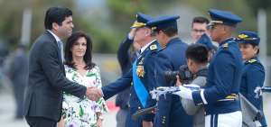 El comandante de la FAE, Mauricio Campuzano, saluda al vicepresidente Otto Sonnenholzner en la ceremonia.  