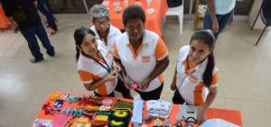 Un grupo de mujeres expuso sus productos en el Centro de Inclusi&oacute;n Econ&oacute;mica (CIE). Ellas preparan alimentos y confeccionan prendas.
