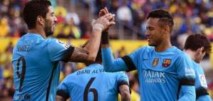 Su&aacute;rez y Neymar festejan el primer tanto del conjunto 'cul&eacute;' a Las Palmas.