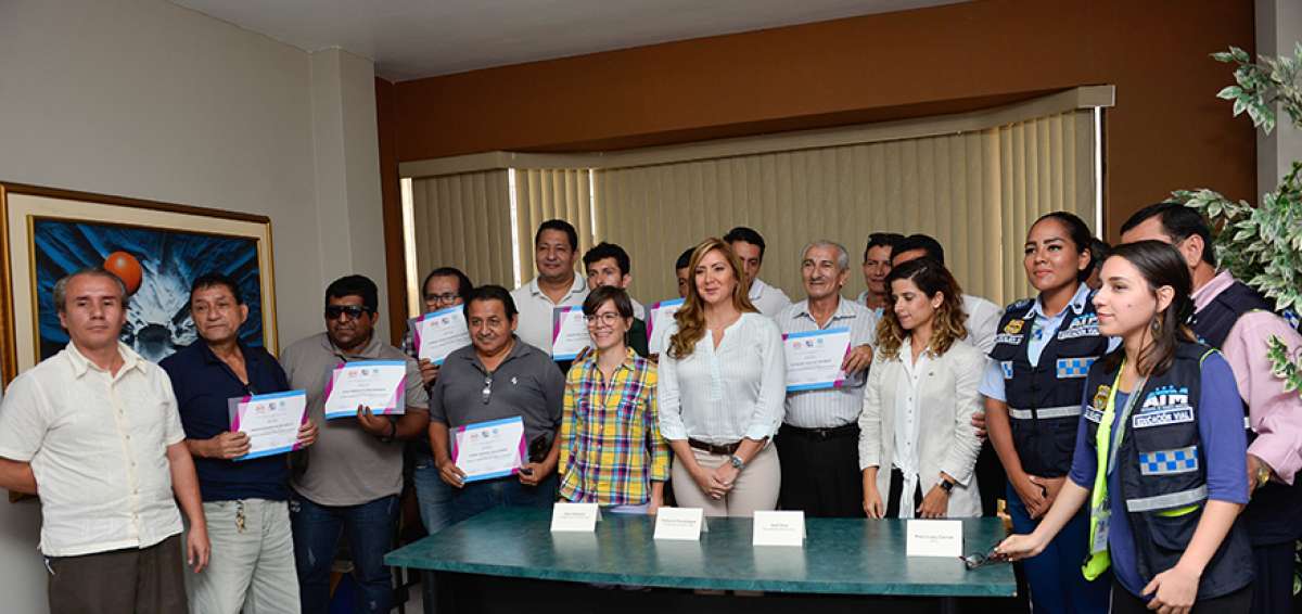 Los conductores de Saucinc recibieron los diplomas de sensibilizaci&oacute;n del programa &ldquo;Amiga, ya no est&aacute;s sola&rdquo;, que promueve el respeto a ellas.