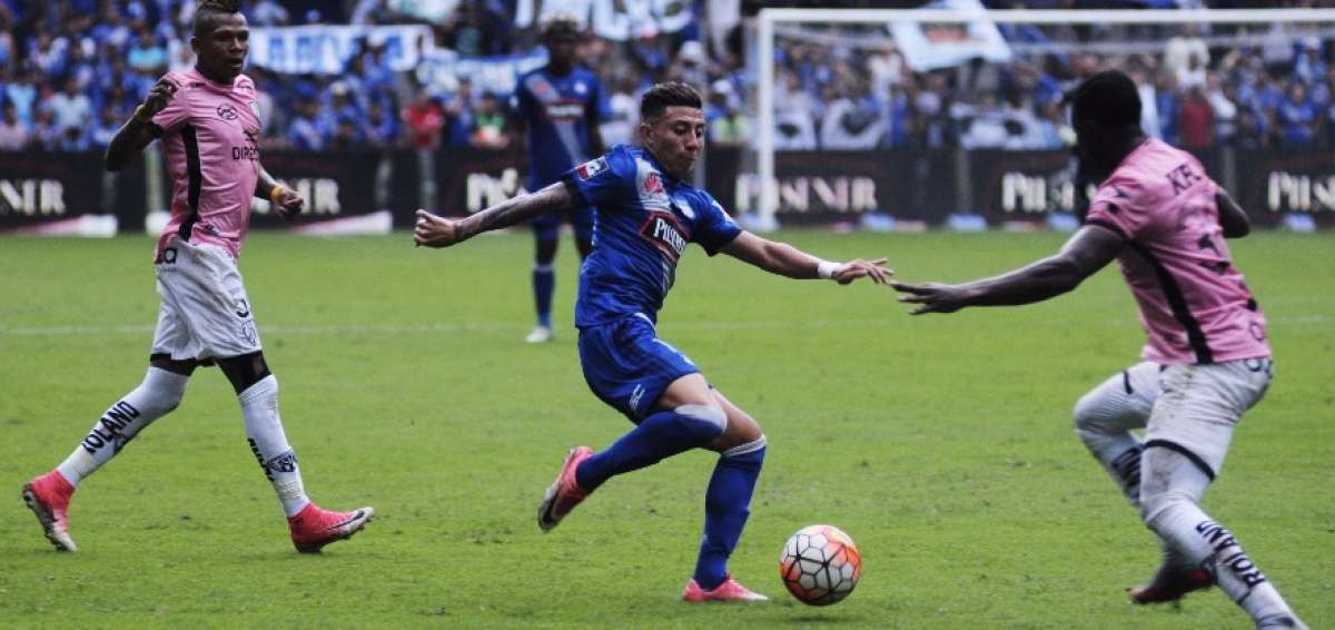 Joao Rojas (c) fue el autor del tanto con que Emelec empat&oacute; en casa frente al Independiente.