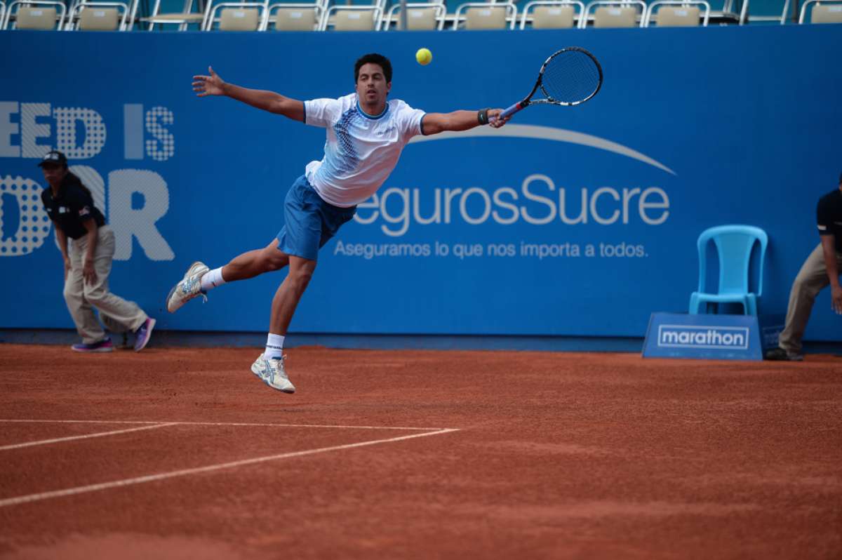 Gonzalo Escobar qued&oacute; fuera de competencia luego de caer ante el chileno Nicol&aacute;s Jarry por 1-6, 6-4 y 6-3. Foto: Santiago Aguirre / El Tel&eacute;grafo.