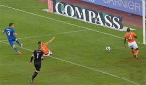 Italia derrota 2-0 a una Holanda con diez en amistoso (VIDEO)