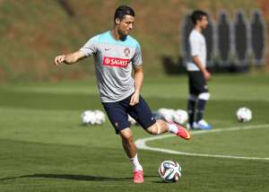 Cristiano Ronaldo entren&oacute; con un vendaje en la pierna izquierda donde tuvo su &uacute;ltima lesi&oacute;n. Foto: EFE
