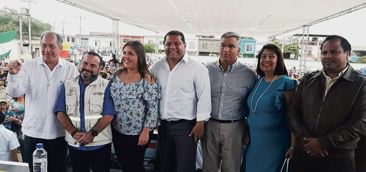 Mar&iacute;a Alejandra Vicu&ntilde;a firm&oacute; como testigo el contrato para la construcci&oacute;n del nuevo hospital, que servir&aacute; tambi&eacute;n a otros cantones del norte manabita.