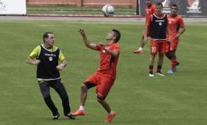 Aguinaga (negro) durante una pr&aacute;ctica con el cuadro morlaco. Foto: API 