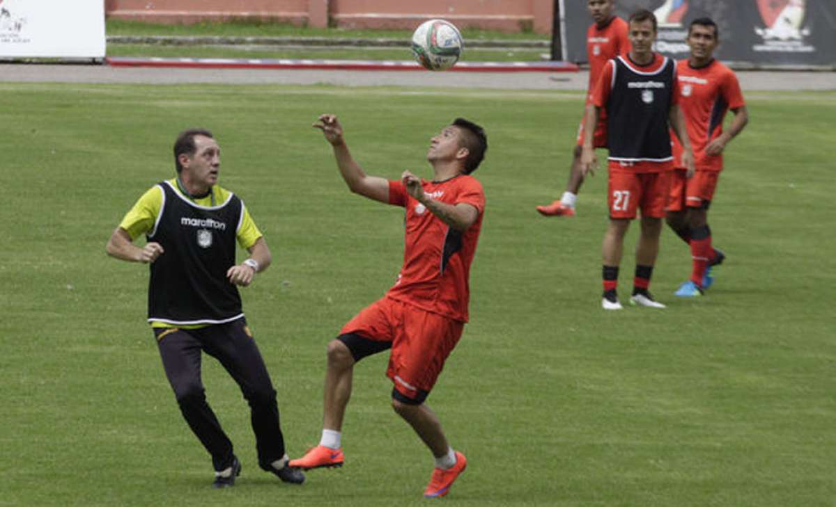 Aguinaga (negro) durante una pr&aacute;ctica con el cuadro morlaco. Foto: API 