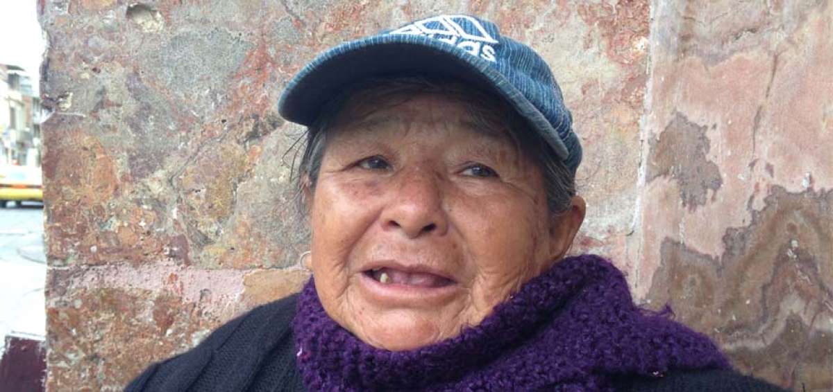Una viuda es la &uacute;nica mujer que lustra calzado en Cuenca