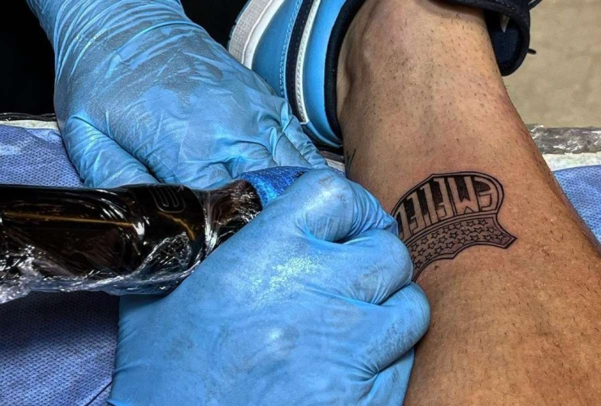 Rojas mostr&oacute; la imagen del momento en que se tatuaba el escudo de Emelec
