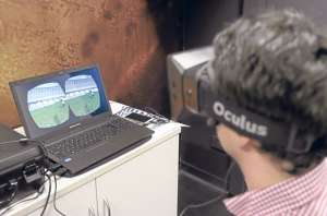 Joven estudiante de la UADE realiza un trabajo en su computadora usando las gafas de realidad virtual Oculus Rift. Foto: AFP