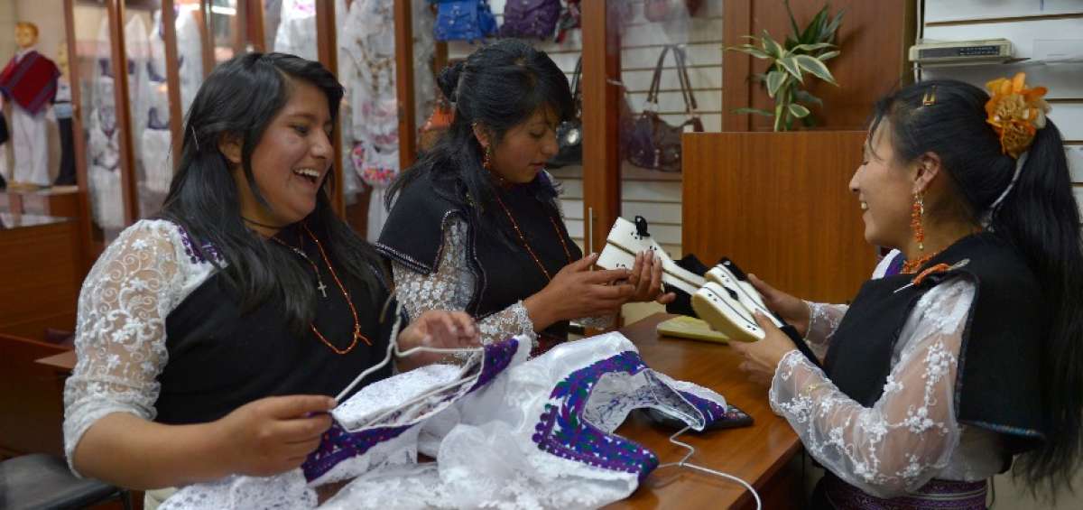 Las j&oacute;venes que deciden conservar sus atuendos, como parte de su identidad, incluso incursionan en la moda.
