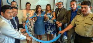 Organizadores y representante de instituciones en Manab&iacute; muestran el c&iacute;rculo azul que es el s&iacute;mbolo de la diabetes.