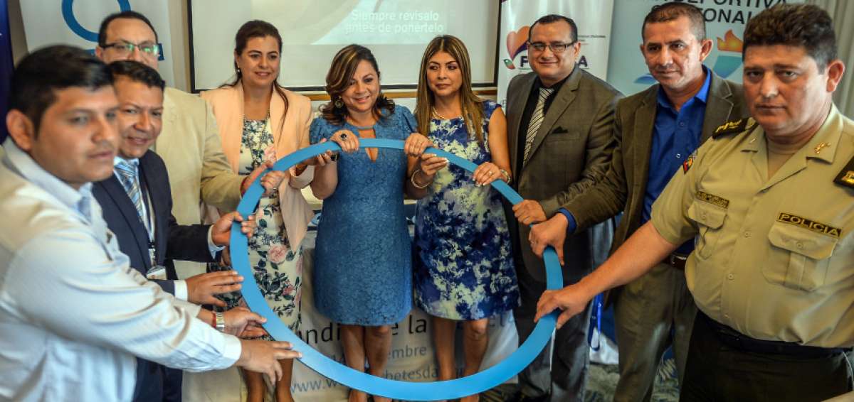 Organizadores y representante de instituciones en Manab&iacute; muestran el c&iacute;rculo azul que es el s&iacute;mbolo de la diabetes.