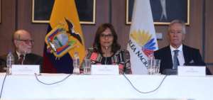 Elizabeth Cabezas present&oacute; el proyecto de ley en compa&ntilde;&iacute;a de Julio C&eacute;sar Trujillo, presidente del Consejo de Participaci&oacute;n Ciudadana y Control Social Transitorio (Cpccs-T) (i), y de Jorge Rodr&iacute;guez, presidente de la Comisi&oacute;n Anticorrupci&oacute;n.