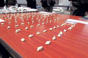 Un toal de 1.369 gramos de marihuana y 124.8 gramos de coca&iacute;na fueron aprehendidos. Foto: Cortes&iacute;a