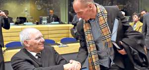 El ministro de Finanzas alem&aacute;n, Wolfgang Sch&auml;uble (izquierda) saluda a su par de Grecia, Yanis Varoufakis, previo a la reuni&oacute;n de ayer en Bruselas. Foto: AFP