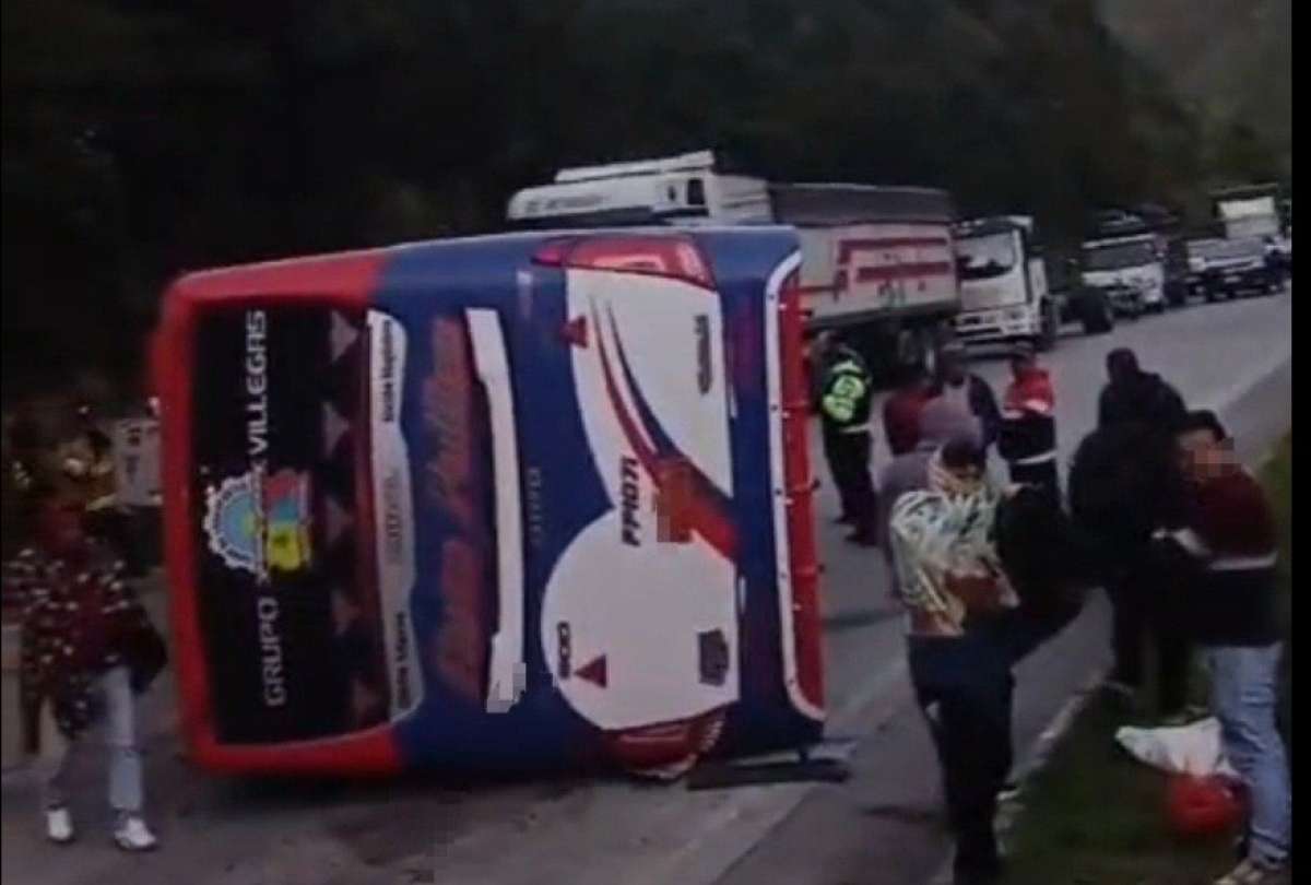 El bus de transporte interprovincial se impact&oacute; y posteriormente se volc&oacute; a la altura del sector Hierba Buena. La v&iacute;a permaneci&oacute; cerrada por varias horas mientras se desarrollaban las labores de emergencia.