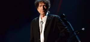 Dylan, cuyas letras han influido en generaciones de seguidores, es el primer cantautor en ganar el premio Nobel de Literatura.