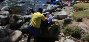Temprano llegan hombres y mujeres al Tomebamba con sus carretillas cargadas de sacos de ropa.