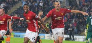 Los jugadores de los 'Diablos rojos' se abrazan luego de vencer en condici&oacute;n de visitante al Hull City.