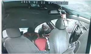 La mujer dio a luz  en un taxi la ma&ntilde;ana de hoy, en Quito. Foto: Tomada del Twitter del ECU 911