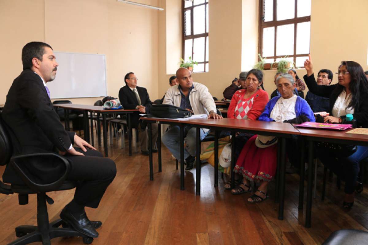 Esteban Flores, director del Consejo de Judicatura, recibi&oacute; las quejas de los afectados por los usureros. Foto: Fernando Machado/El Tel&eacute;grafo