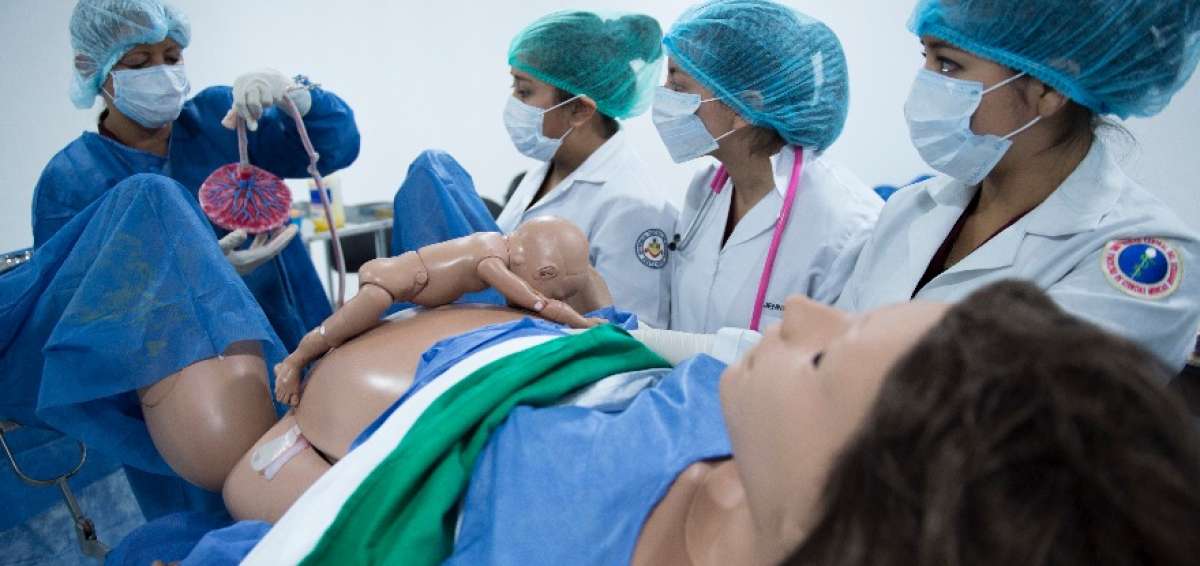 La Universidad Central cuenta con 12 robots completos y 250 partes del cuerpo humano. Estudiantes de Medicina, Obstetricia y Enfermer&iacute;a practican en ellos.    