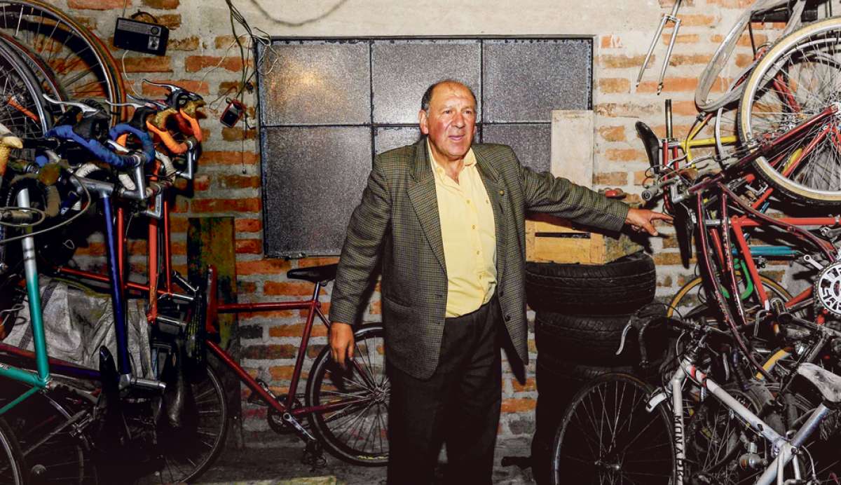 Galo Burbano recorre la habitaci&oacute;n donde guarda algunas bicicletas que fueron utilizadas por Jaime Pozo e Hip&oacute;lito Pozo entre 1960 y 1970 en varias Vueltas Cicl&iacute;sticas al Ecuador. Foto: &Aacute;lvaro P&eacute;rez.