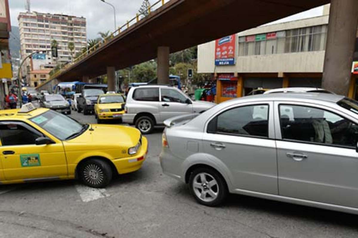Uno de los principales problemas que aquejan a la ciudad, es el intenso tr&aacute;fico en el centro durante horas pico. Foto: ROBERTO CH&Aacute;VEZ | El Tel&eacute;grafo
