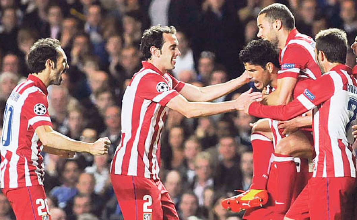 El ariete Diego Costa (oculto) es abrazado por sus compa&ntilde;eros del cuadro &lsquo;colchonero&rsquo;. FOTO: EFE