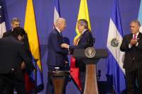 Presidente Lasso se saluda con Joe Biden, presidente de Estados Unidos, durante su participación en la Cumbre de las Américas