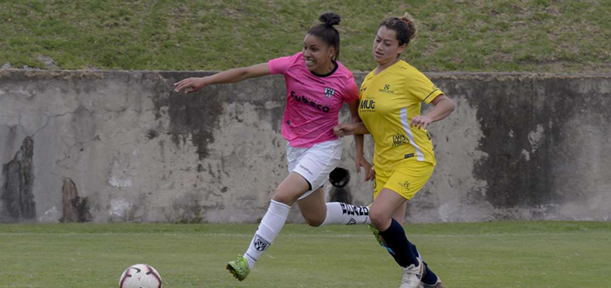 La jugadora venezolana de Independiente, Ginelly Mart&iacute;nez (i), anot&oacute; el octavo gol en la victoria de su equipo.